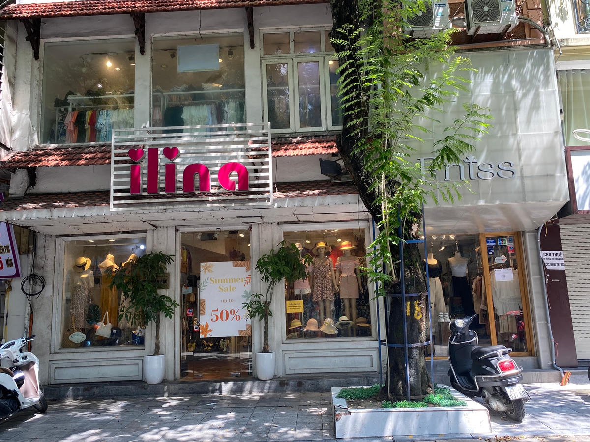 Cửa hàng quần áo, thời trang ngày đầu mở cửa trở lại: Lượng khách vắng vẻ