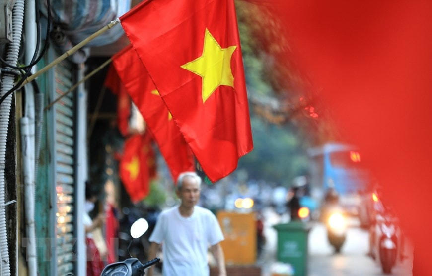 [ẢNH] Hà Nội trang hoàng rực rỡ cờ hoa chào mừng 75 năm Quốc khánh 2-9