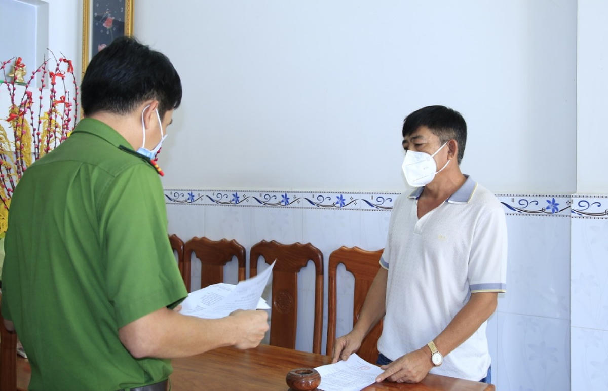 Cơ quan CSĐT Công an tỉnh An Giang đọc lệnh bắt tạm giam bị can Nguyễn Văn Võ.