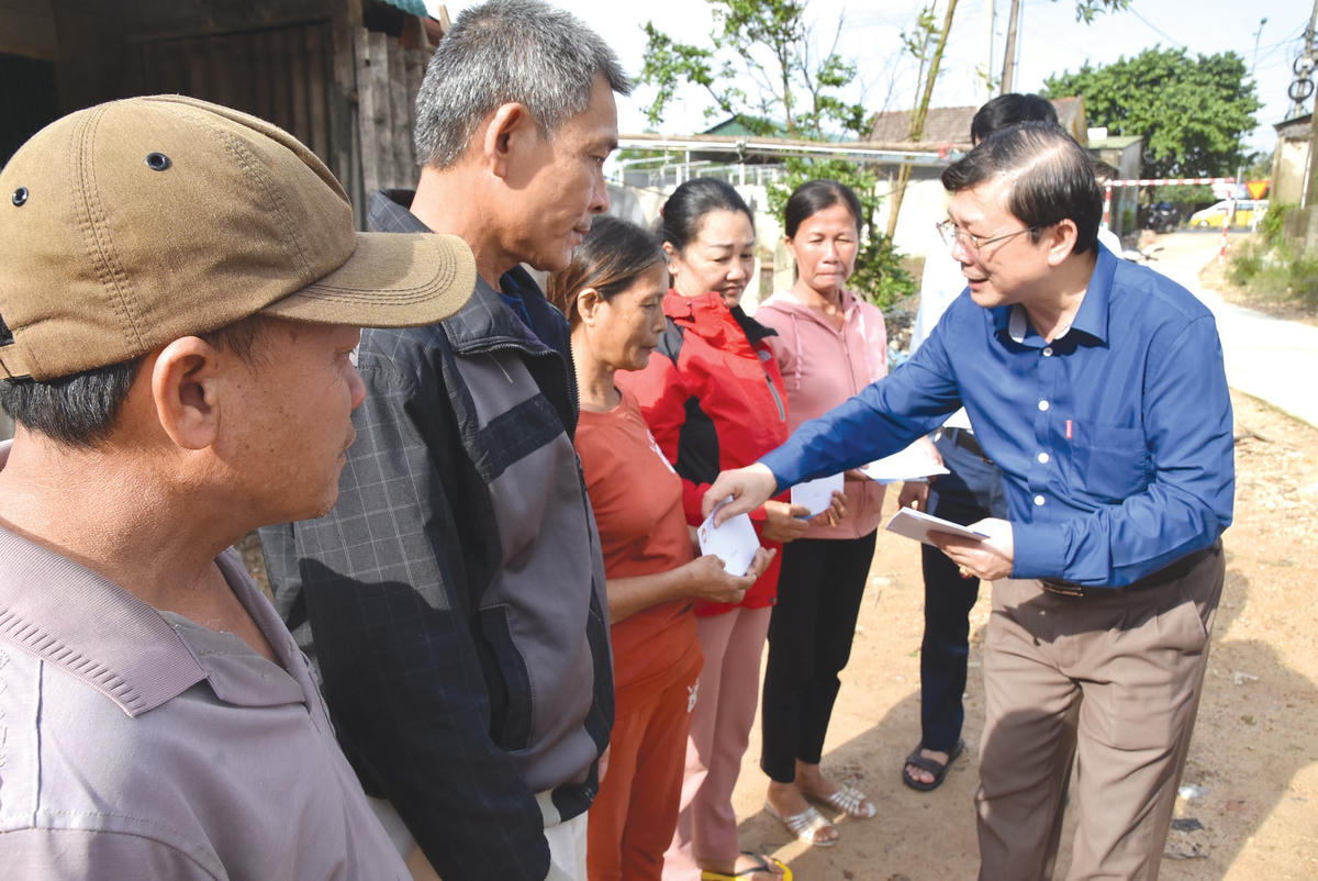 Phó Chủ tịch UBTƯ MTTQ Việt Nam Nguyễn Hữu Dũng chia sẻ với những mất mát của người dân Quảng Trị trong đợt bão lũ, tháng 10/2020.
