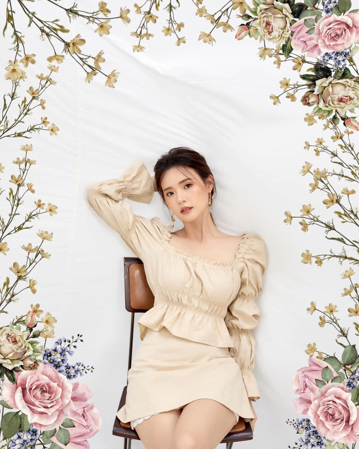 Hot girl 8x Midu vẫn giữ phong cách nhẹ nhàng, nữ tính, nhưng đầy tươi mới cùng sắc hoa.