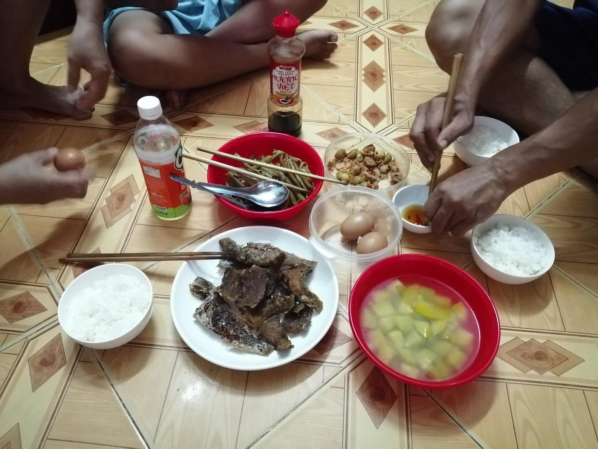 Bữa cơm có cá chiên, trứng luộc thêm rau muống muối chua và canh bí non nấu tôm.