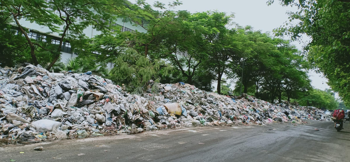 Hàng trăm tấn rác tập kết rác kéo dài gần 1km ở đường Tân Mỹ (cạnh Cung điền kinh Hà Nội).