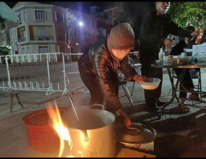 Chị Tuyết hàng đêm nấu cháo ủng hộ các chốt chống dịch.