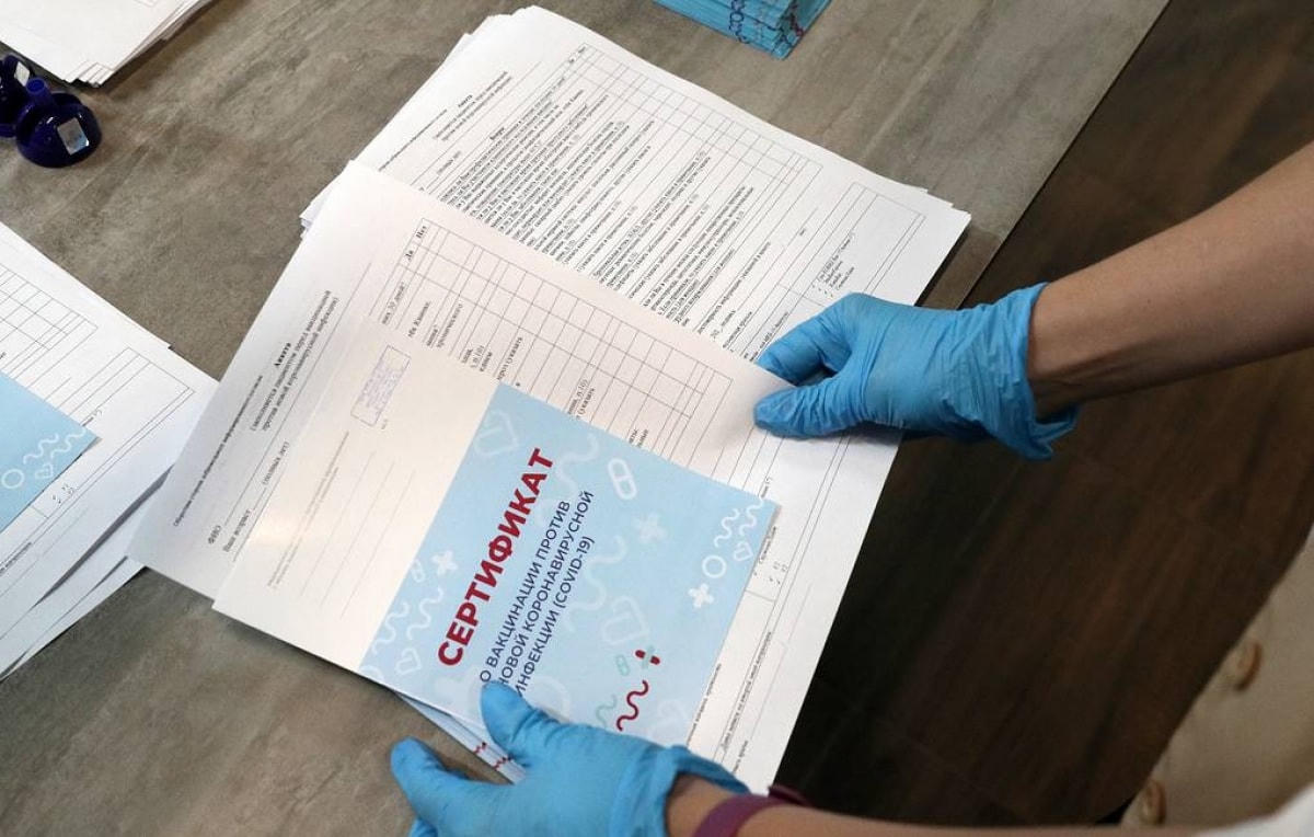 Giấy chứng nhận tiêm phòng Covid-19 (Nguồn: Tass).