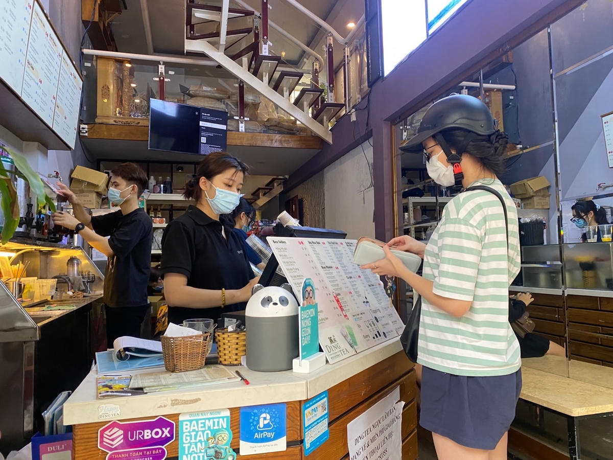 Xếp hàng mất 30 phút mới mua được cốc trà sữa nhưng chị Kiều Phương, cư dân trên địa bàn quận Long Biên chia sẻ: “Cảm xúc thật khó diễn tả thành lời. Tôi rất vui, như được giải phóng vậy”.