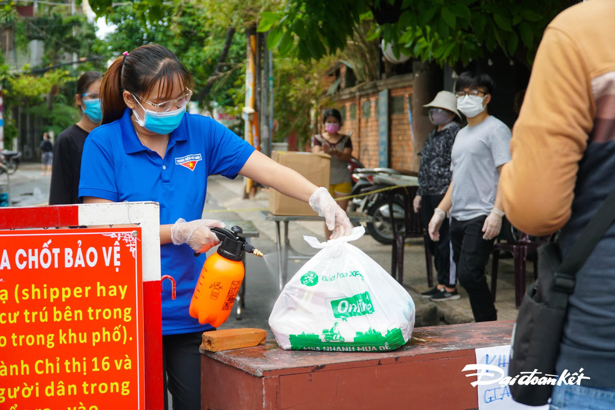 Hàng hóa được khử khuẩn trước khi giao nhận.
