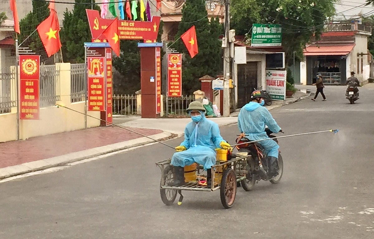 Phun khử khuẩn tại xã Cộng Hiền, địa bàn phát sinh hai chùm ca bệnh Covid-19.