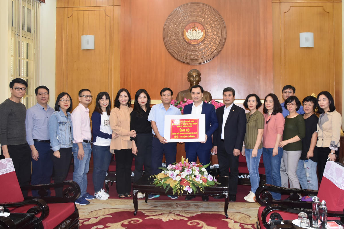 Trưởng ban Tuyên giáo UBTƯ MTTQ Việt Nam Vũ Văn Tiến tiếp nhận ủng hộ từ Chi bộ tài chính kế toán Tổng Công ty Đầu tư Phát triển nhà và đô thị.
