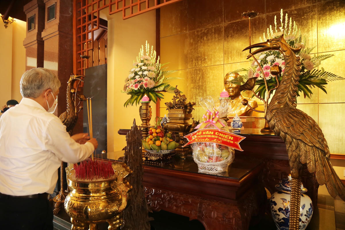 Chủ tịch  Đỗ Văn Chiến cùng đoàn viếng, dâng hoa, dâng hương tại Khu tưởng niệm Thủ tướng Võ Văn Kiệt. 