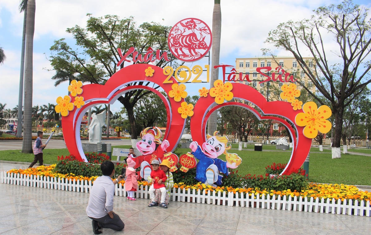 Các em bé cũng thích thú chụp ảnh với cảnh đẹp du xuân.
