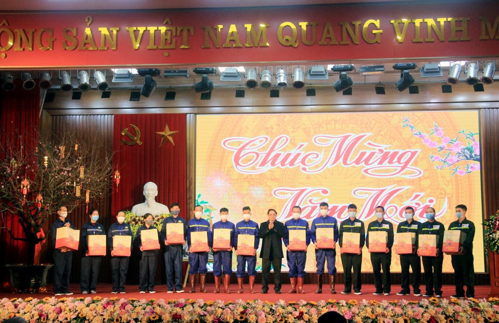 Thủ tướng Chính phủ tặng quà Tết cho công nhân lao động ngành Than tiêu biểu và gặp khó khăn. Ảnh: QMG.