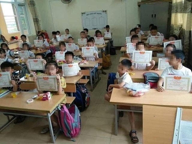 Bức ảnh đang gây "bão" trên mạng xã hội, tạo ra dư luận trái chiều. Nguồn ảnh: FB.