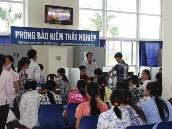 Người lao động đăng ký hồ sơ hưởng BH thất nghiệp.
