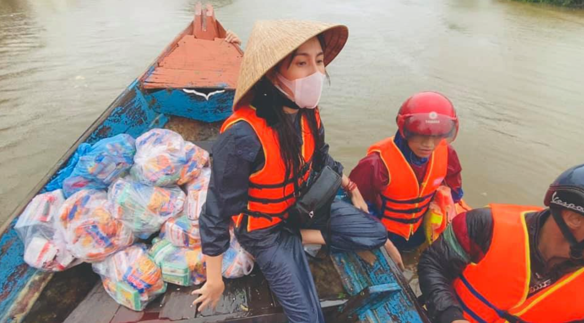 Hình ảnh Thủy Tiên làm từ thiện.