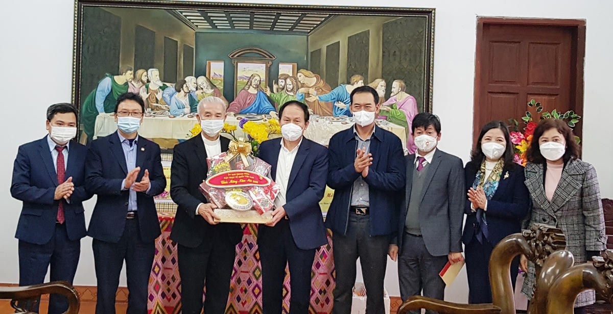 Phó Chủ tịch - Tổng Thư ký Lê Tiến Châu cùng lãnh đạo tỉnh Thanh Hóa đến thăm, chúc Tết tại Giáo xứ Phúc Lãng.