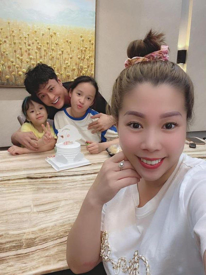 Không ít lần, diễn viên Hồng Đăng bị so sánh "đôi đũa lệch" với nhan sắc của vợ.