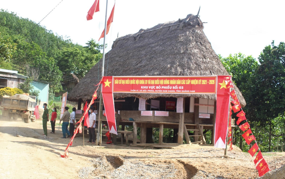 Điểm bỏ phiếu bầu cử ở thôn 47, xã Đắc Pring.