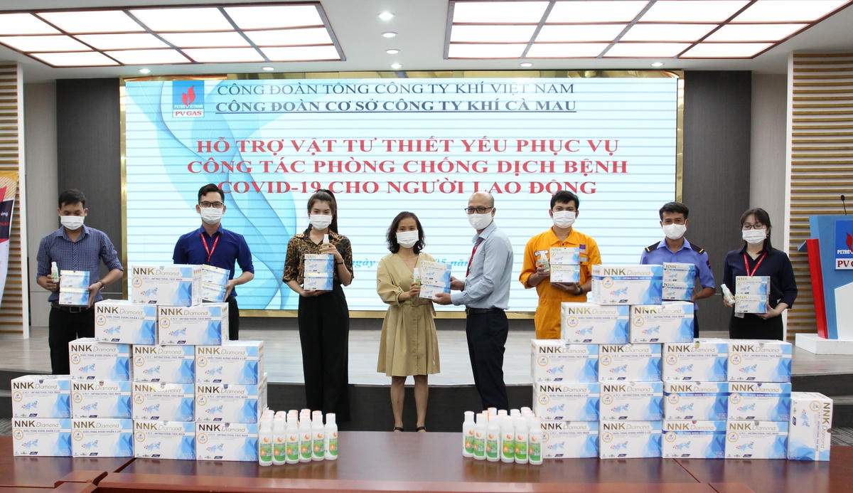  Công đoàn Công ty Khí Cà Mau trao món quà hỗ trợ của Công đoàn DKVN