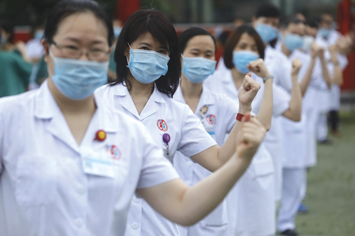 Những “nữ chiến binh” áo trắng luôn mang tinh thần sẵn sàng đi vào tâm dịch. Ảnh: Quang Vinh.