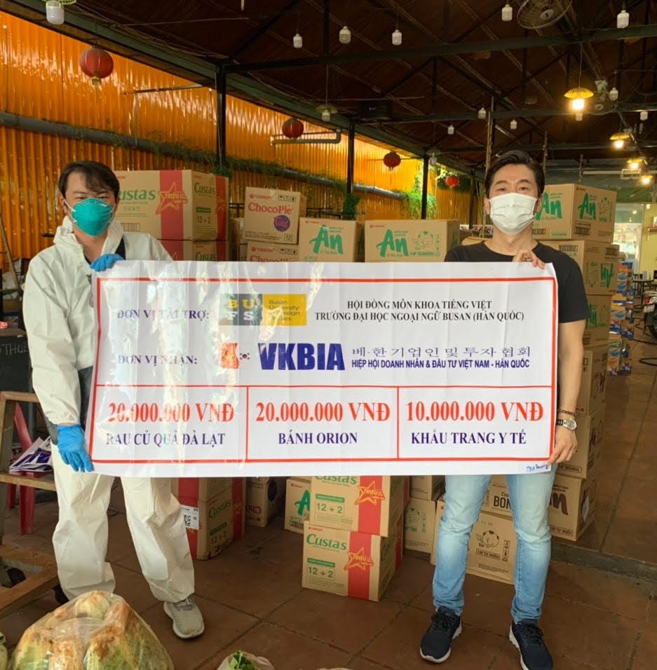 VKBIA và các đối tác hỗ trợ nhiều suất quà và khẩu trang y tế cho bà con chống dịch.