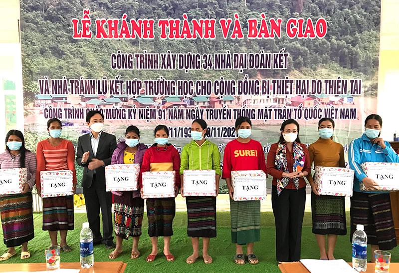 Tặng quà cho các hộ gia đình ở bản Sắt.