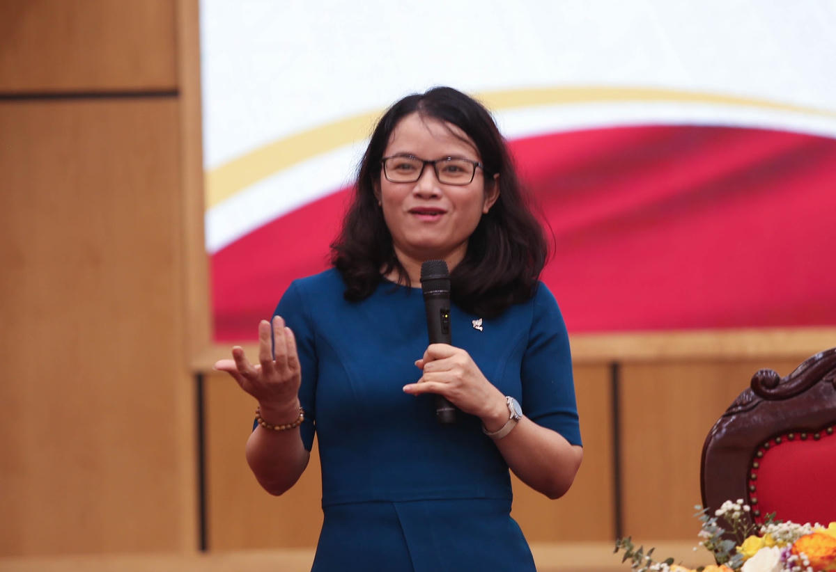 TS Lê Thị Hoa, Học viện Hành chính Quốc gia chia sẻ tại tọa đàm.
