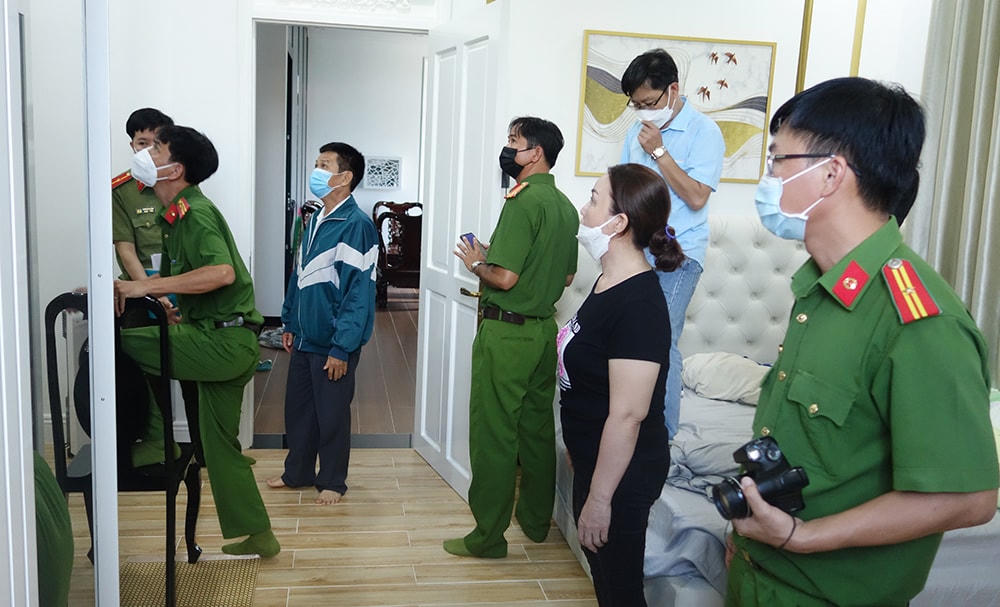 Lực lượng công an tiến hành khám xét nơi ở của bị can Lê Thị Thủy.