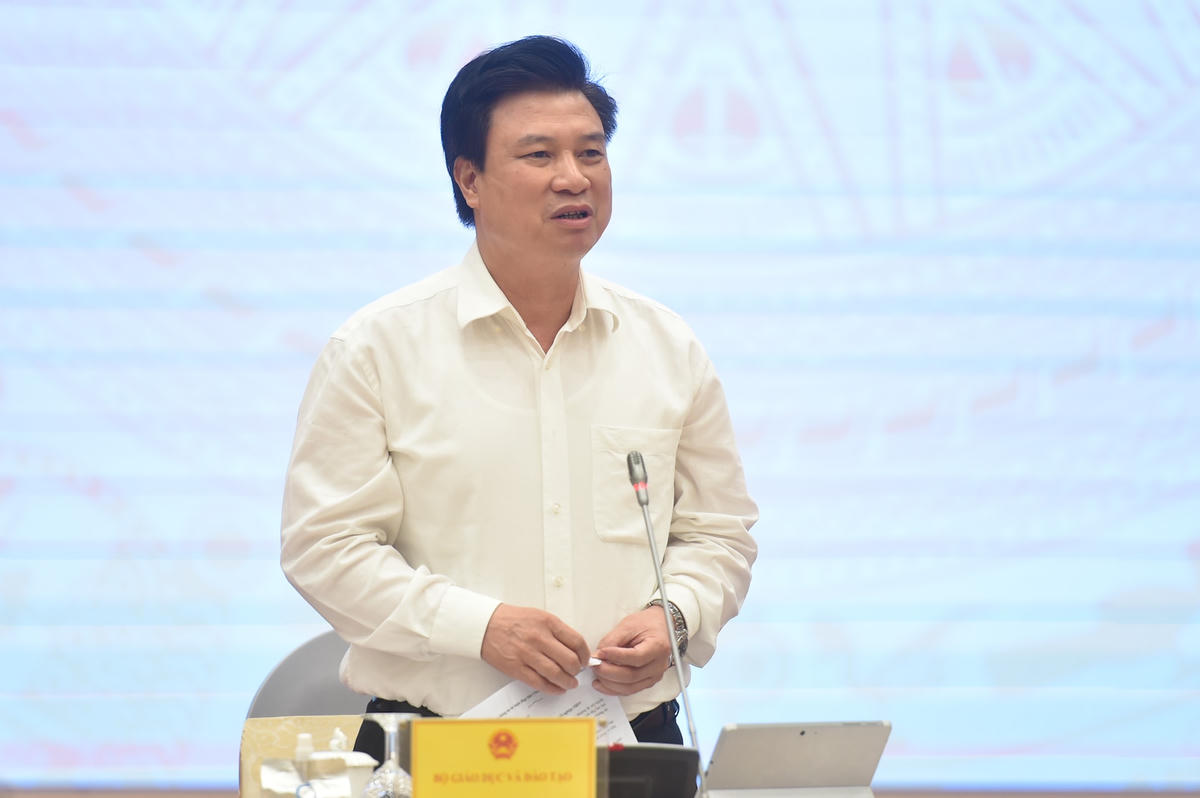 Thứ trưởng Bộ GD&ĐT trả lời vấn đề liên quan đến kỳ thi tốt nghiệp THPT năm 2021. Ảnh: VGP.  
