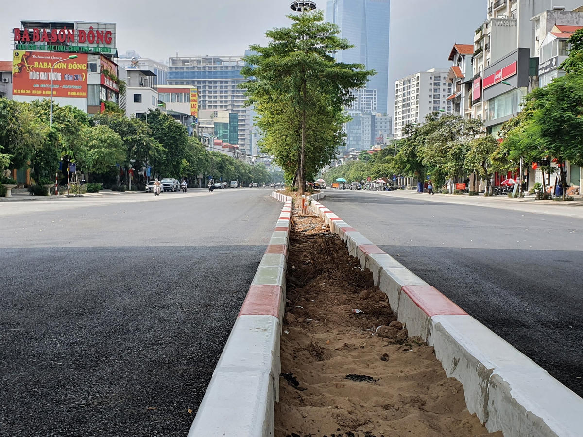 [ẢNH] Đường Văn Cao - Liễu Giai 'lột xác' với 8 làn xe chạy