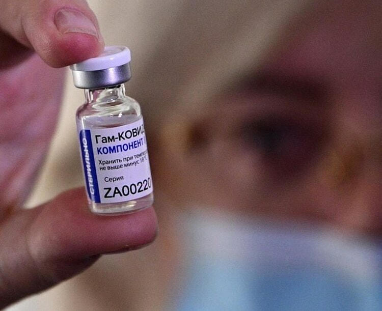 Một người cầm lọ vaccine Covid-19 của Nga. Ảnh: AFP.