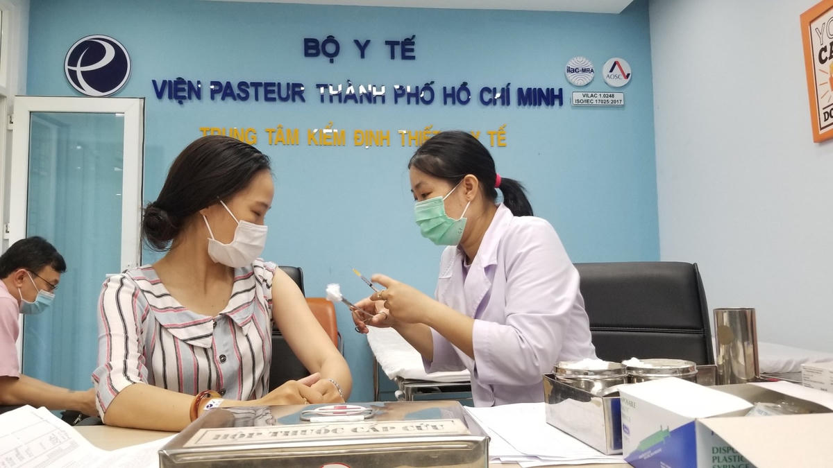 Người dân và doanh nghiệp đang trông chờ được tiêm vắc xin Covid-19