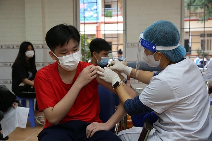 Sáng 27/11, quận Hà Đông tiếp tục triển khai tiêm vaccine Pfizer cho 6.570 học sinh lớp 9 trên địa bàn quận. 