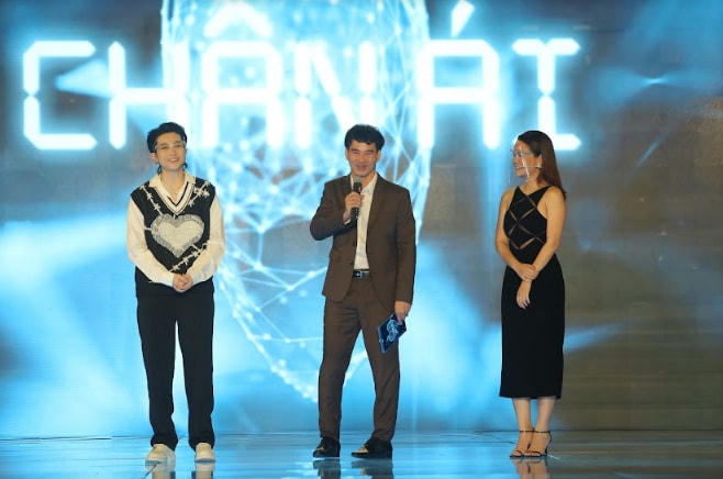 MC Xuân Bắc cùng 2 khách mời bình luân là Phạm Quỳnh Anh và Gil Lê.