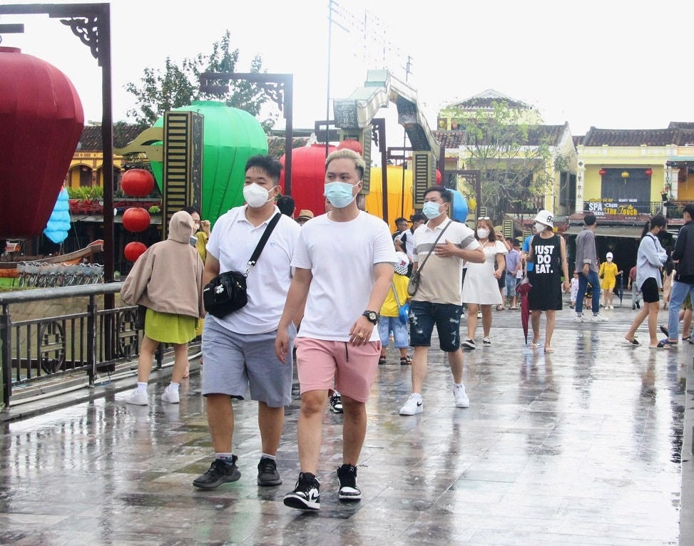 Du khách đi bộ trên cầu An Hội.