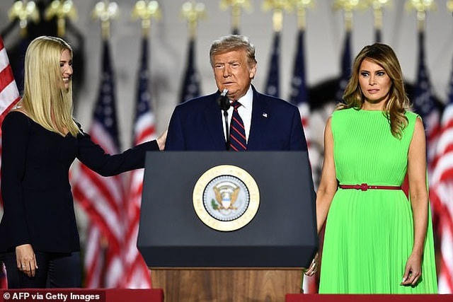 Biểu cảm gây chú ý của bà Melania với Ivanka khi ông Trump nhận đề cử