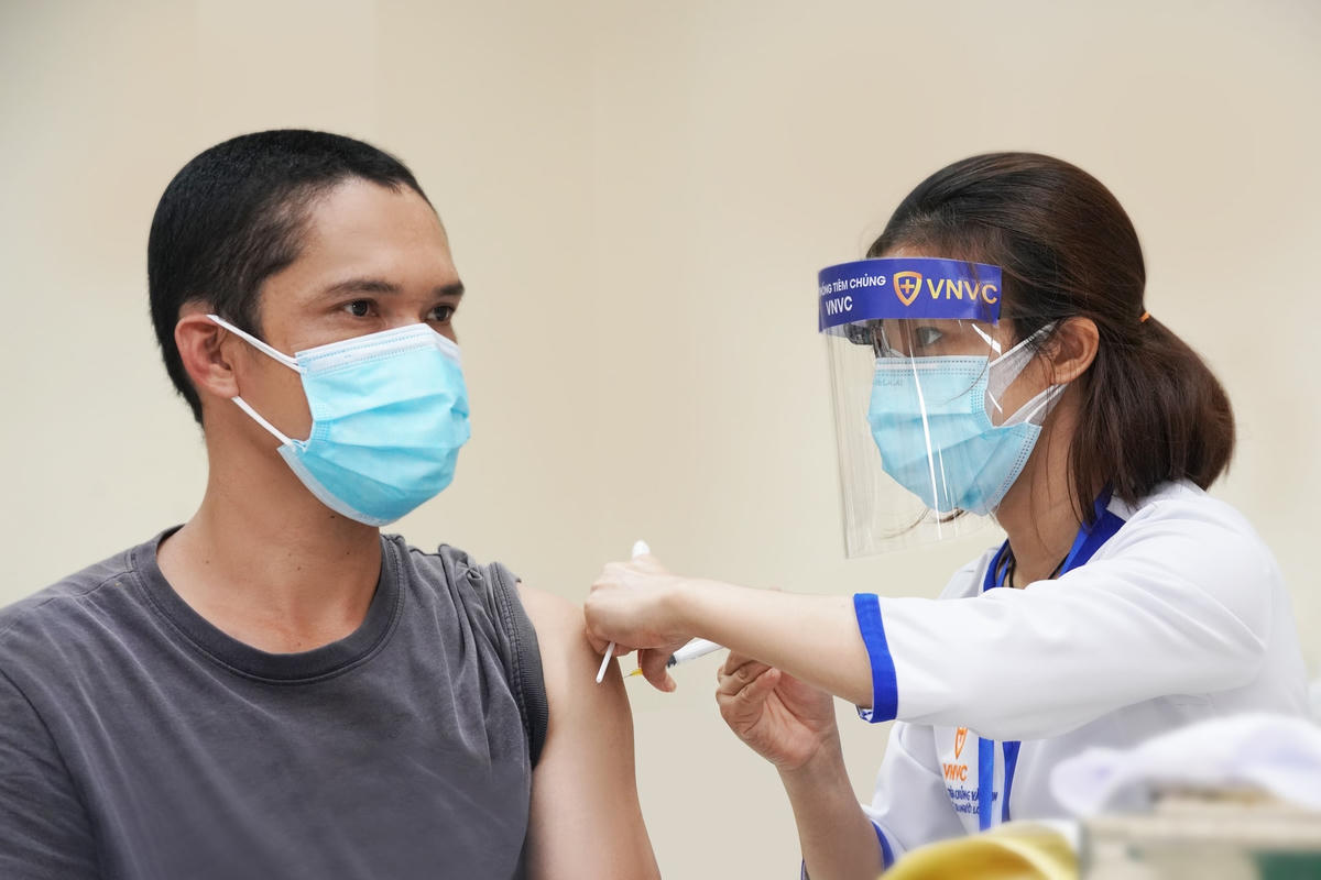 Nhiều người dân mong đợi được tiêm vaccine Covid-19.
