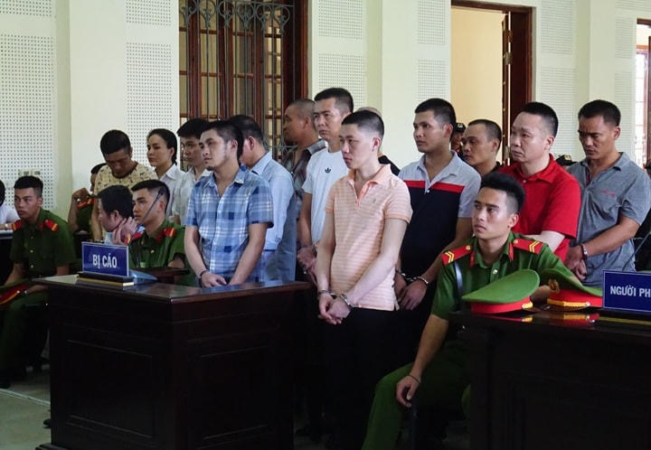 Các bị cáo trong đường dây mua bán trái phép ma túy xuyên Việt bị TAND tỉnh Nghệ An đưa ra xét xử.