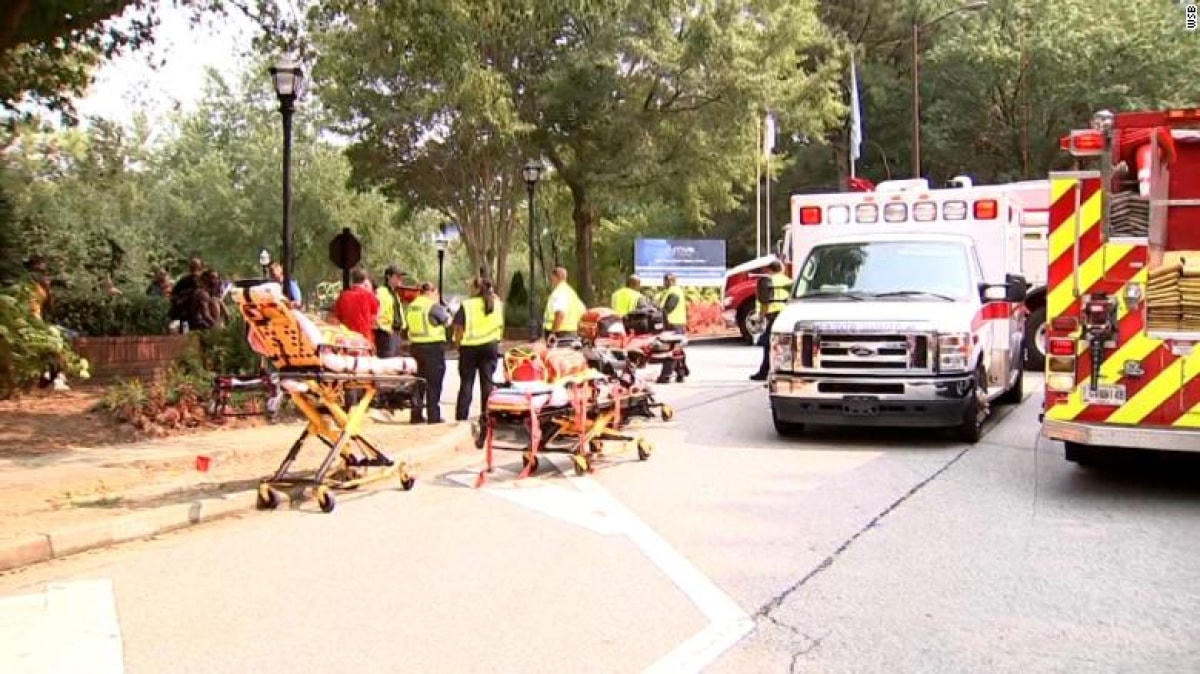 Các đội khẩn cấp cứu người tại khu chung cư ở Dunwoody, Georgia Ảnh: CNN.