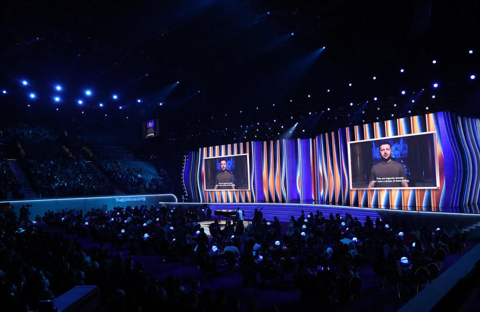 Tổng thống Ukraine Volodymyr Zelensky bất ngờ xuất hiện trong một thông điệp qua video tại lễ trao giải Grammy. Ông kêu gọi các khán giả của Grammy hãy “ủng hộ chúng tôi bằng bất cứ cách nào bạn có thể”. Ảnh: Reuters.