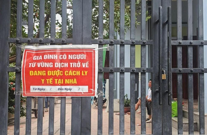 Xã Thiệu Phú ở Thanh Hóa áp dụng thêm biện pháp khóa trái cửa cổng với những gia đình có người từ vùng dịch về địa phương đón Tết Nguyên đán. Ảnh: Hồng Chiêu.