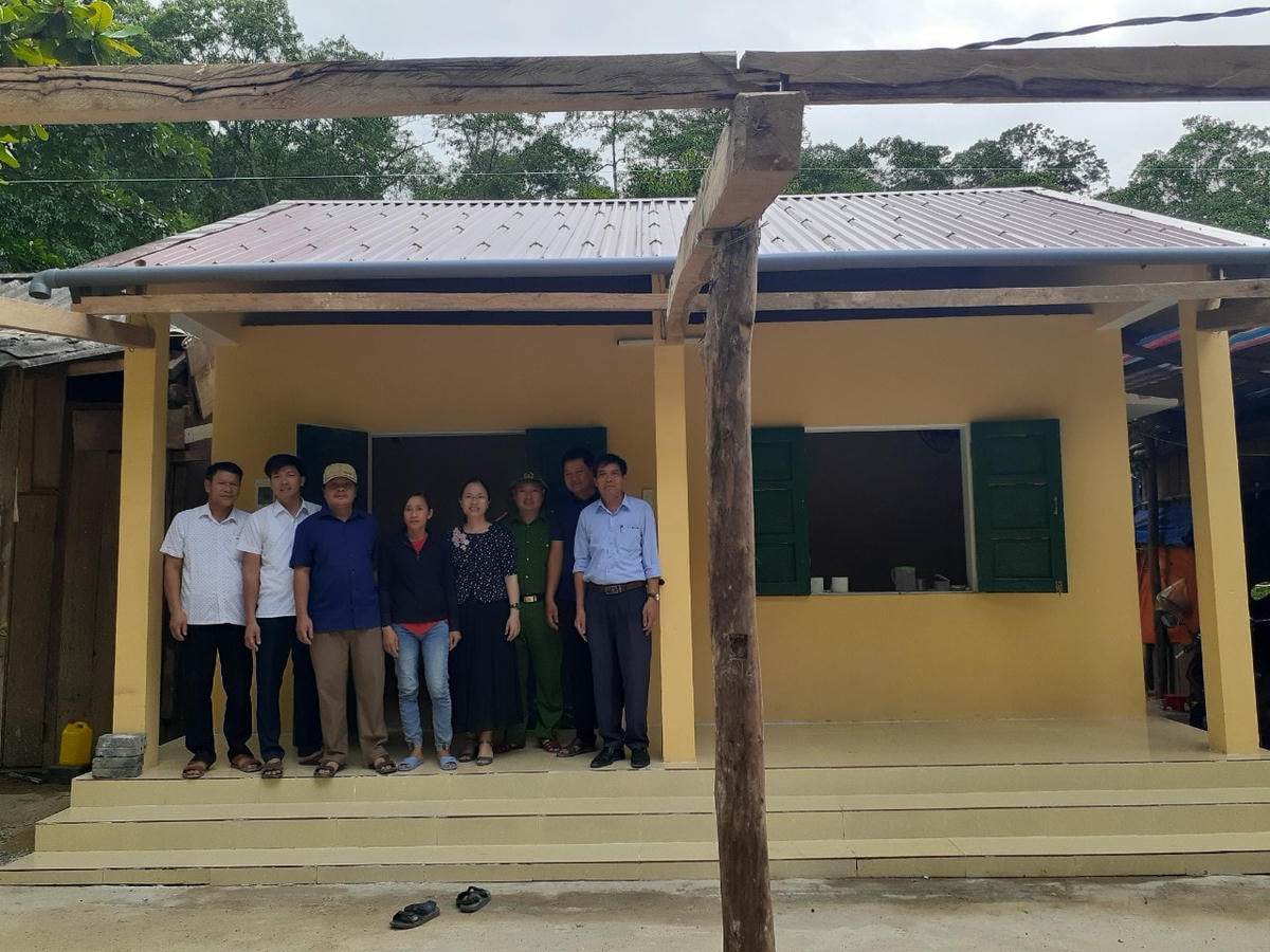 Ủy ban MTTQ Việt Nam tỉnh Quảng Bình hỗ trợ xây dựng 10 ngôi nhà Đại đoàn kết ở bản Xà Khía (xã Lâm Thủy, Lệ Thủy).
