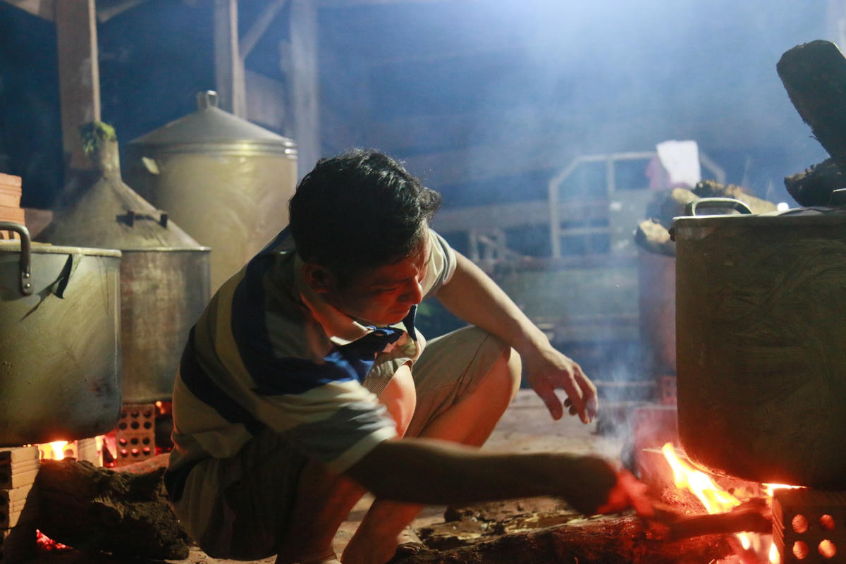 Từ lời kêu gọi đó, nhóm đã được nhiều người ủng hộ nên gom góp được số nguyên liệu làm ra được khoảng 2.000 chiếc bánh chưng gửi về miền Trung lũ lụt.