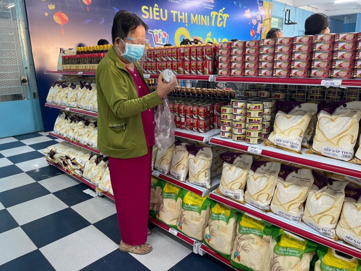 Người dân đến nhận quà và mua hàng tại siêu thị mini “Tết 0 đồng” ở quận Phú Nhuận, TP HCM.