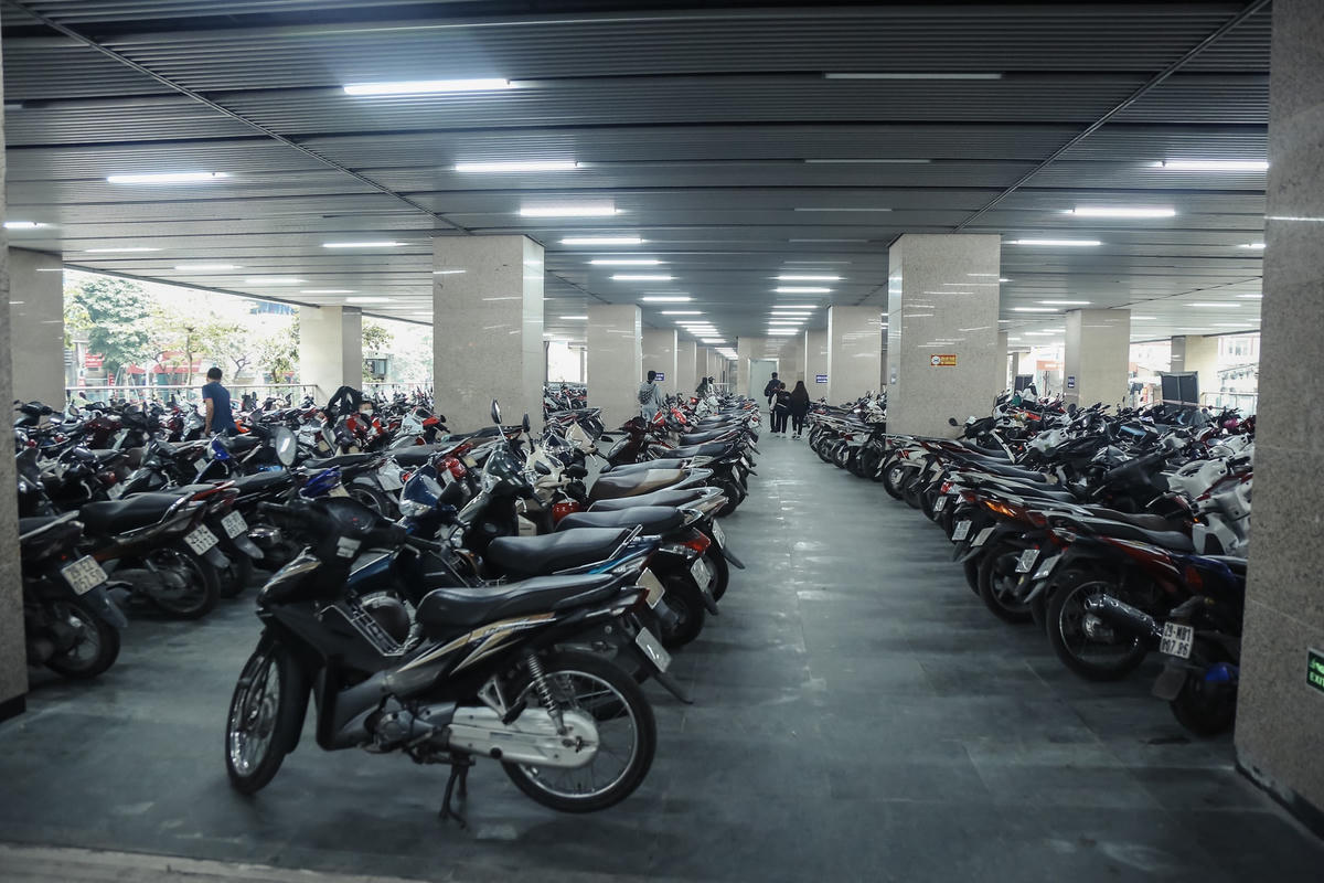 Hàng nghìn xe máy xếp hàng dài chật kín sảnh B tầng 1 tại nhà ga Cát Linh.