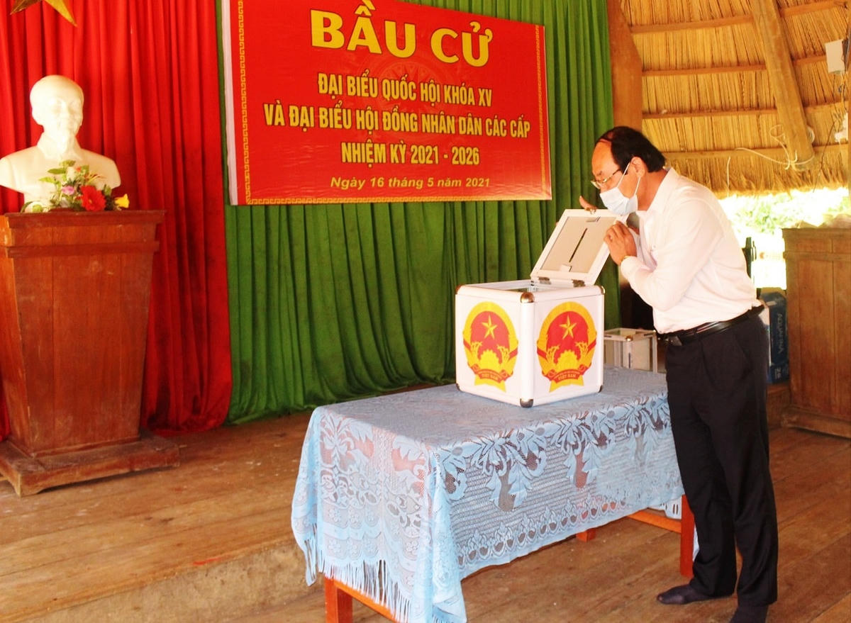 Ông Võ Xuân Ca kiểm tra điểm bầu cử ở xã Đắc Pring.