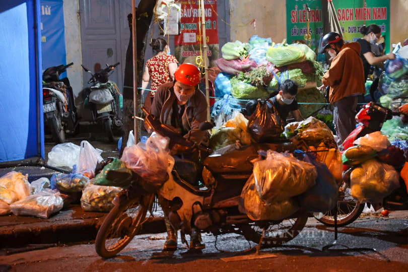 Cùng với đó, các 'chợ cóc' 'chợ tạm' xung quanh sẽ không được hoạt động. Ảnh: Dân Việt.