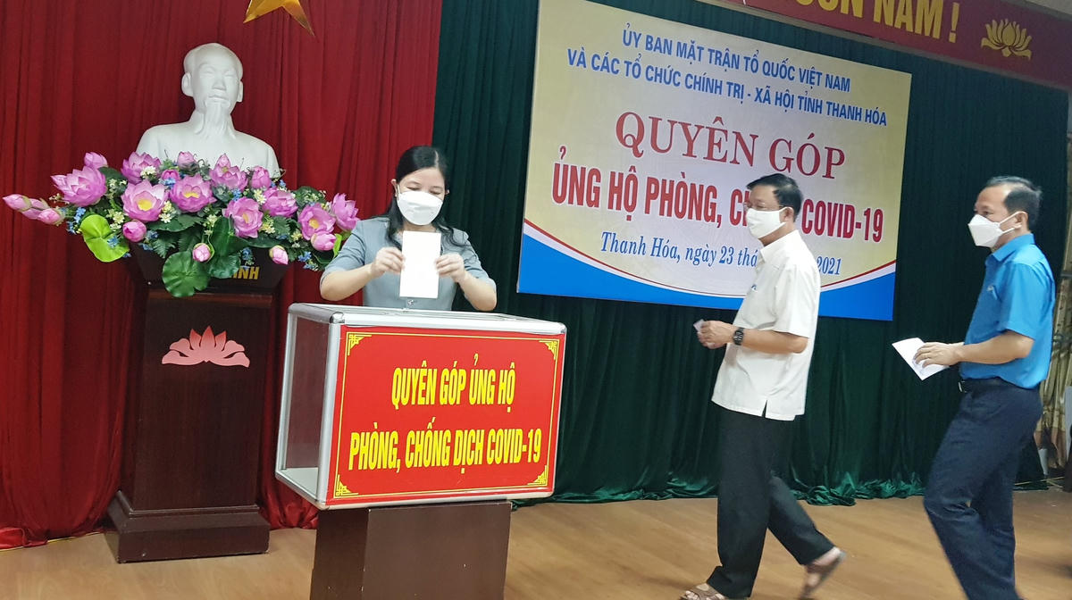 Cũng tại buổi lễ, các tập thể, cá nhân thuộc các đơn vị, ban ngành đã chung tay ủng hộ Quỹ phòng, chống Covid-19 của tỉnh với số tiền hơn 70 triệu đồng.