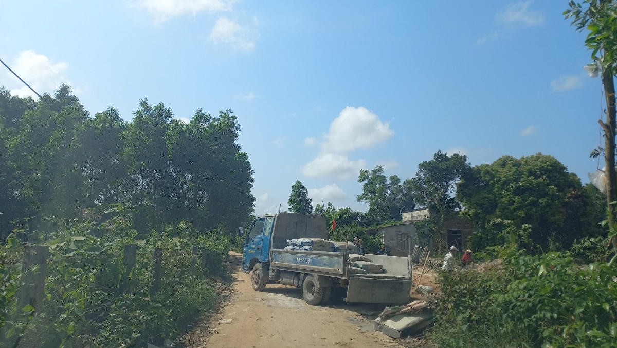 Chỉ cần một chiếc ô tô xuất hiện cũng đã khiến các phương tiện khác gặp khó khăn trong việc tham gia lưu thông tại đây.