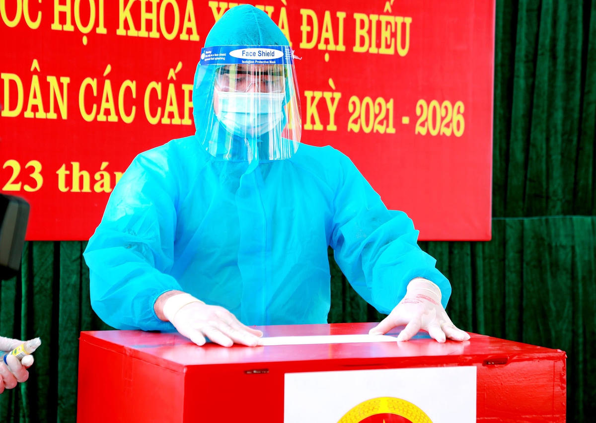 Sau khi cử tri bỏ phiếu xong, tổ bầu cử tiến hành dán các vị trí hở của hòm phiếu bằng băng keo, dán giấy niêm phong.